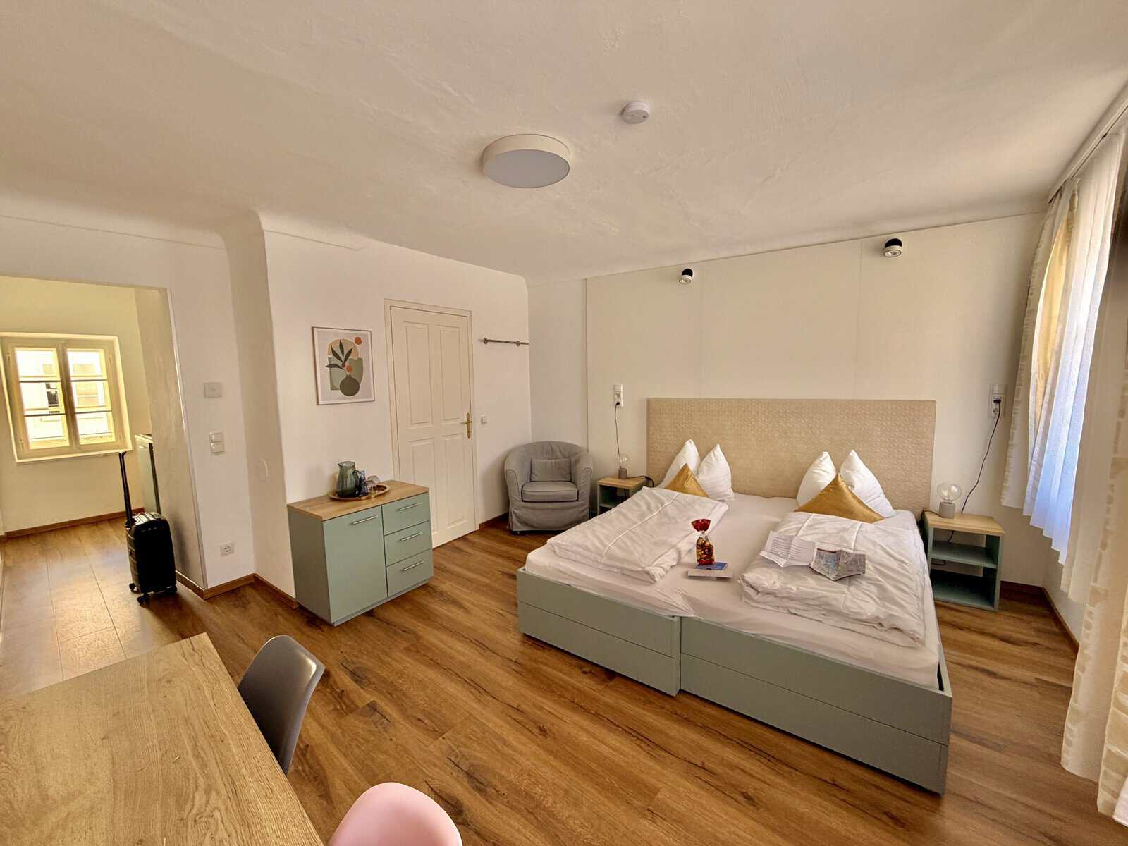 A guest room at Apartments Salzburg Bergstraße in Salzburg, located in Salzburg`s old town.
