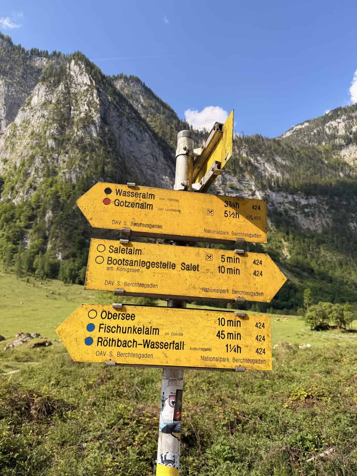 Hiking signs at Salet pointing to Obersee, Fischunkelalm and Röthbach Waterfall near Lake Königssee