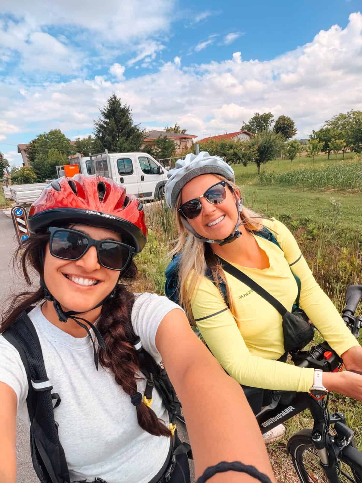 Selfie of two cyclist women in Italy.